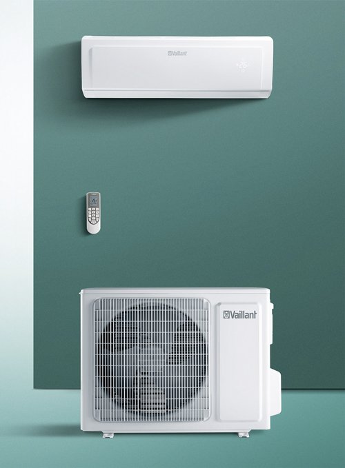 Vaillant Split-Klimaanlage: Innengerät mit Fernbedienung an der Wand, Außengerät davor