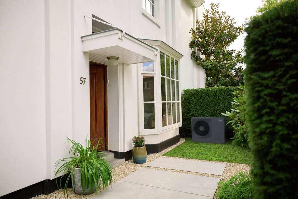 Vaillant aroTHERM plus am Hauseingang eines Einfamilienhauses (Herstellerfoto)